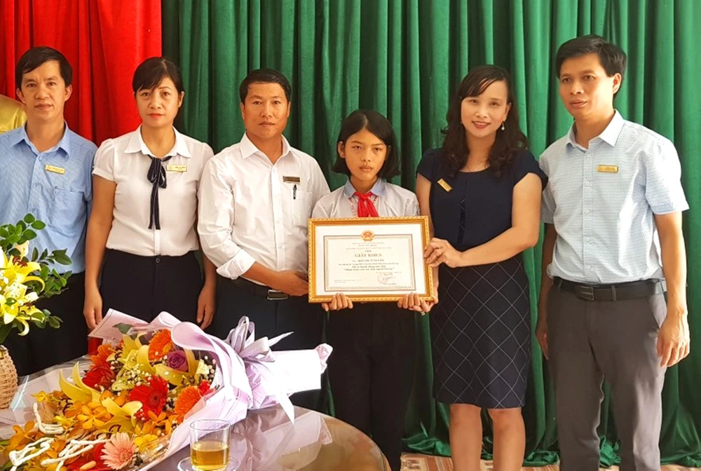 Lãnh đạo Sở Giáo dục và Đào tạo tỉnh Hà Tĩnh trao tặng giấy khen cho em Trần Thị Tùng Lâm