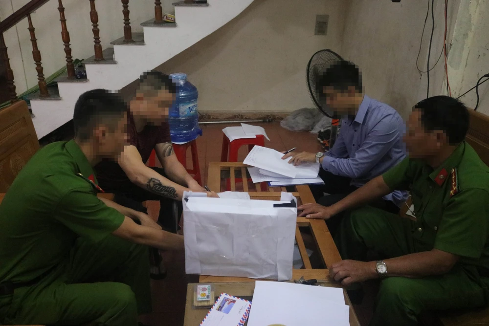 Lực lượng chức năng tiến hành khám xét tại cơ sở 138A Nguyễn Du ở TP Hà Tĩnh. Ảnh Công an TP Hà Tĩnh cung cấp.