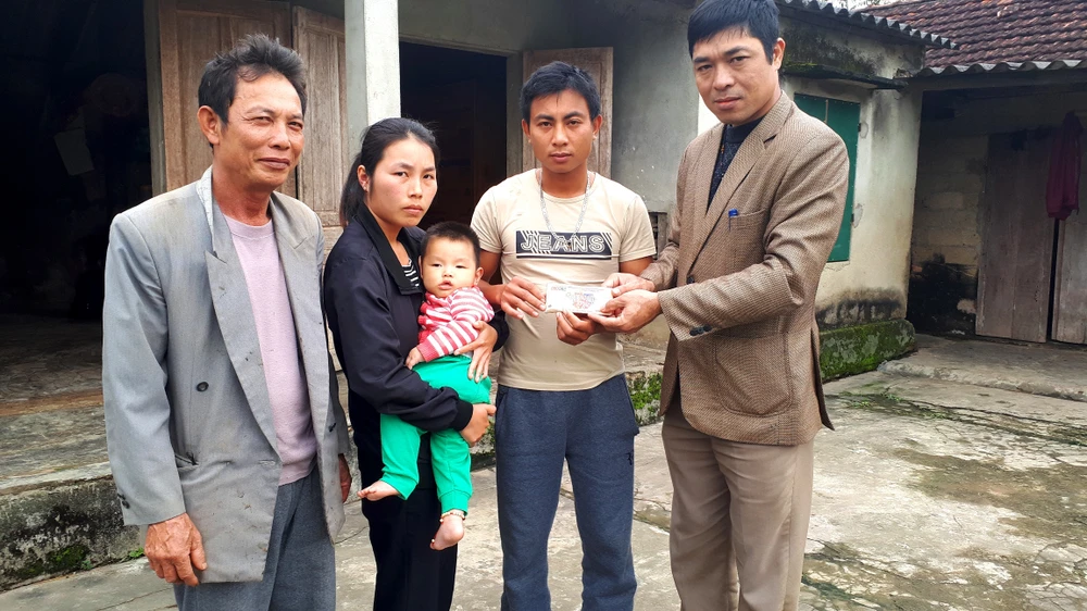 Đại diện UBND thị trấn Đồng Lộc và thôn Khe Thờ trao 10 triệu đồng của bạn đọc Báo SGGP cho gia đình anh Đại, chị Hiền