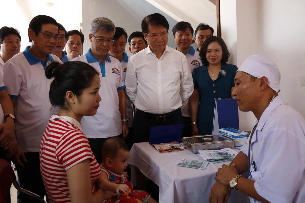 Lãnh đạo Bộ Y tế, UBND tỉnh Hà Tĩnh đã đến chứng kiến buổi tiêm chủng tại Trạm Y tế xã Tượng Sơn, huyện Thạch Hà, tỉnh Hà Tĩnh