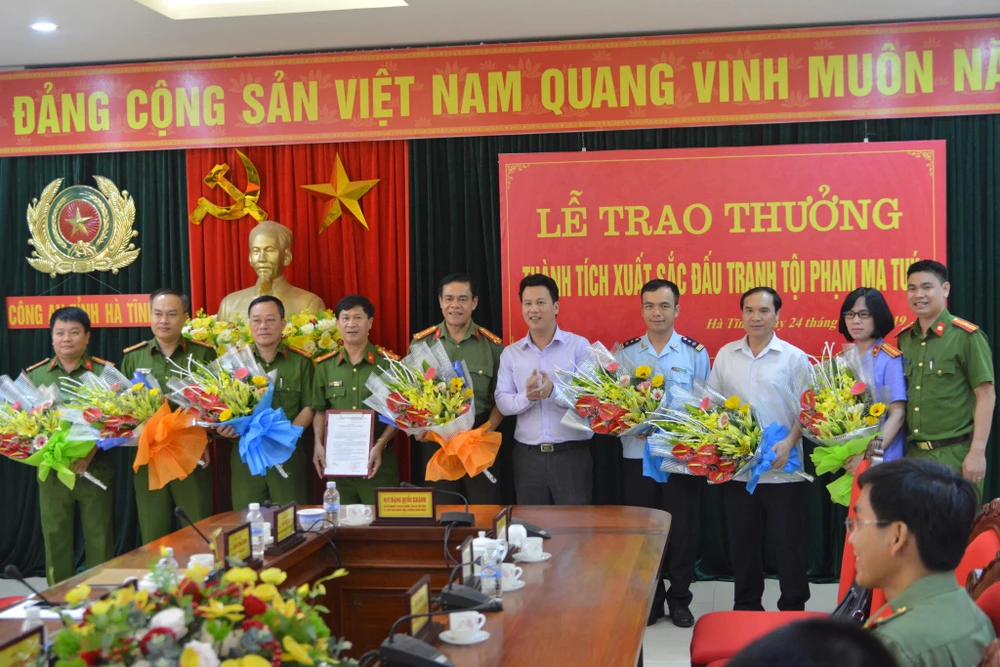 Chủ tịch UBND tỉnh Hà Tĩnh Đặng Quốc Khánh tặng hoa, trao thưởng cho các lực lượng tham gia phá án