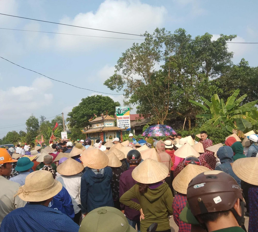 Nhiều người dân đến chia buồn, dự đưa tang sản phụ Nguyễn Thị H.