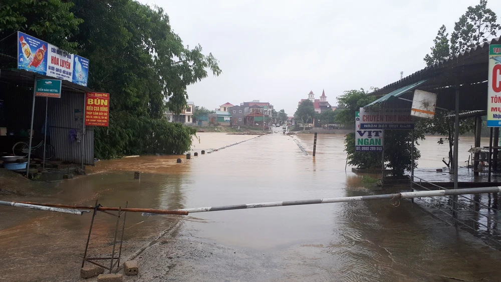Cầu tràn nối trung tâm huyện Hương Sơn với nhiều xã vùng ven bị ngập lụt chia cắt chiều 15-10. Hiện rào chắn đã được chặn ở hai đầu cầu để cảnh báo đảm bảo an toàn cho người dân