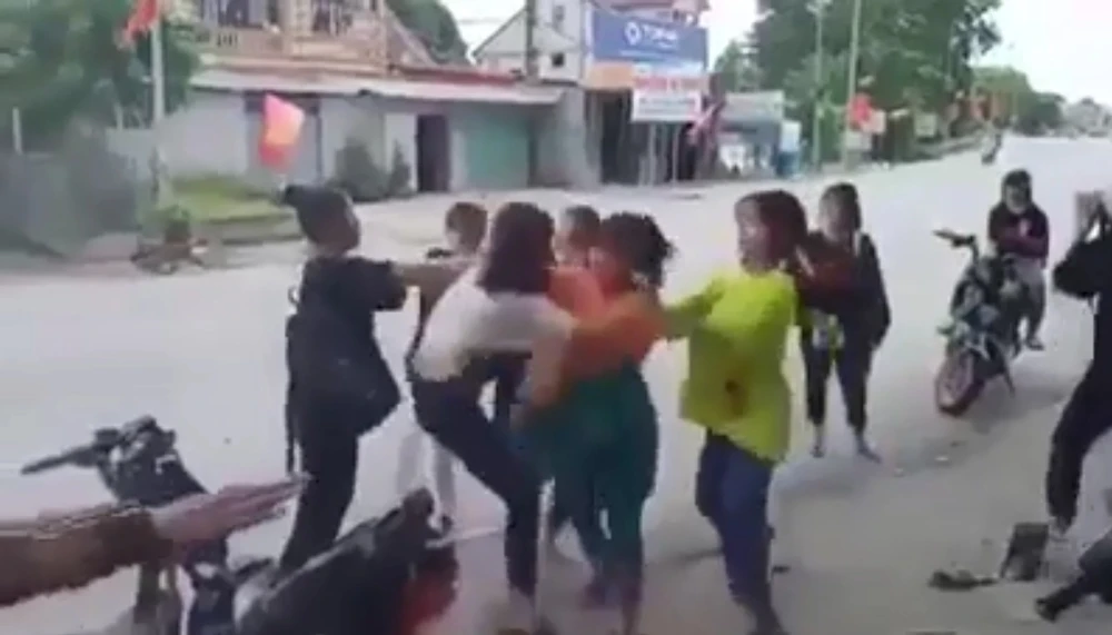 Hiện trường vụ nữ sinh đánh hội đồng ở Hương Sơn, Hà Tĩnh. Ảnh cắt từ clip