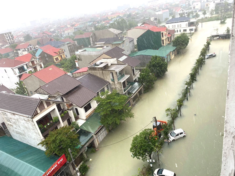 Nhiều đường phố, nhà dân ở trung tâm TP Hà Tĩnh bị ngập nước sâu