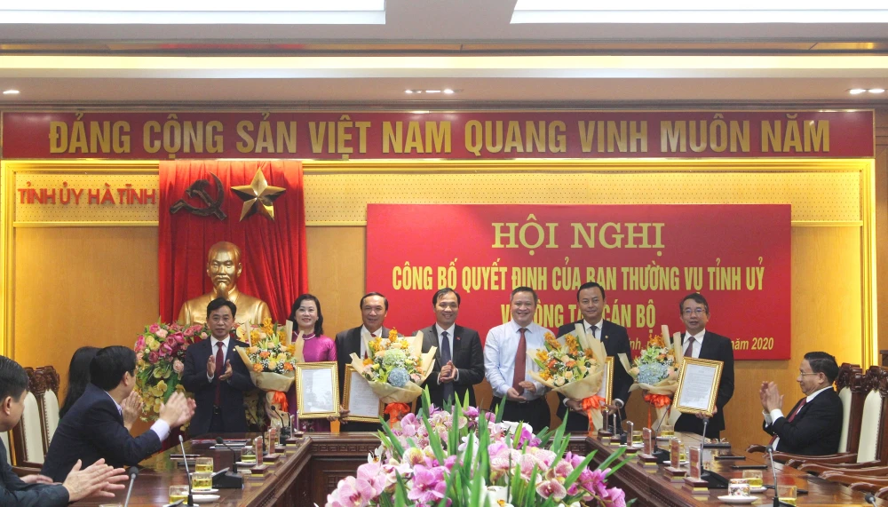 Lãnh đạo Tỉnh ủy, UBND tỉnh Hà Tĩnh tặng hoa chúc mừng các đồng chí được bổ nhiệm