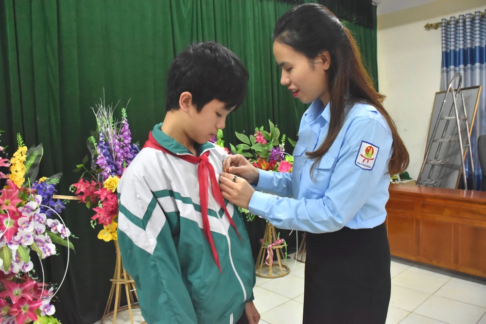 Phó Bí thư Tỉnh đoàn Hà Tĩnh Nguyễn Ny Hương trao huy hiệu “Tuổi trẻ dũng cảm” của Trung ương Đoàn TNCS Hồ Chí Minh cho em Phan Văn Quang
