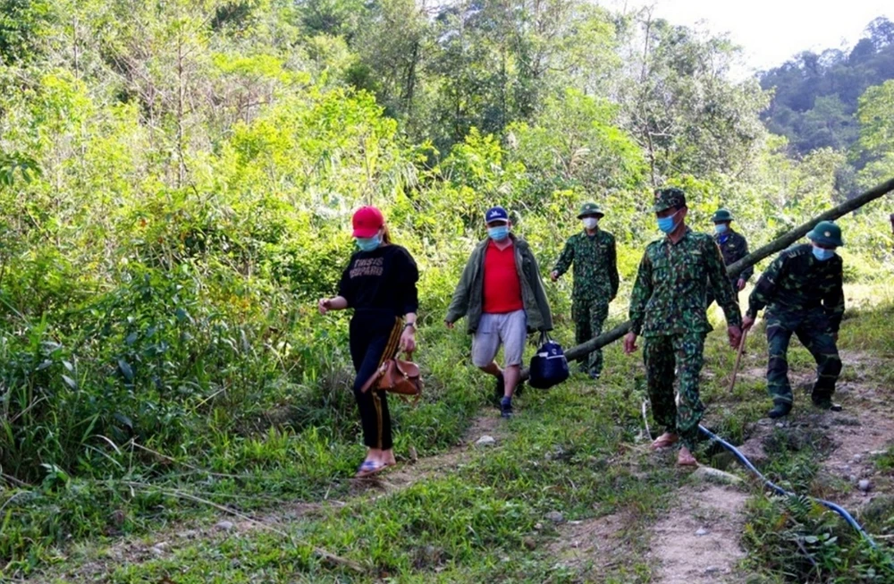 Bộ đội Biên phòng tỉnh Hà Tĩnh phát hiện hai người nhập cảnh trái phép qua đường mòn, lối mở từ Lào về Việt Nam vào tháng 11-2020