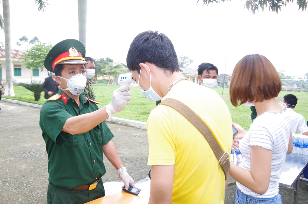 Lực lượng chức năng Hà Tĩnh tiến hành đo thân nhiệt cho người dân tại khu cách ly