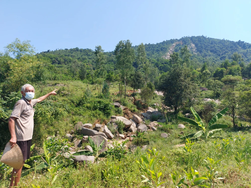 Ông Nguyễn Đình Thờng lo lắng nhà cửa, vườn tược đang ở gần dưới chân núi Lê Lê bị sạt lở