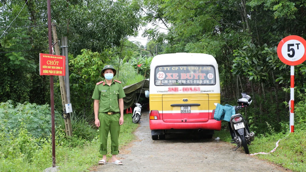 Lực lượng chức năng lập chốt kiểm soát ở địa bàn huyện Hương Sơn, tỉnh Hà Tĩnh