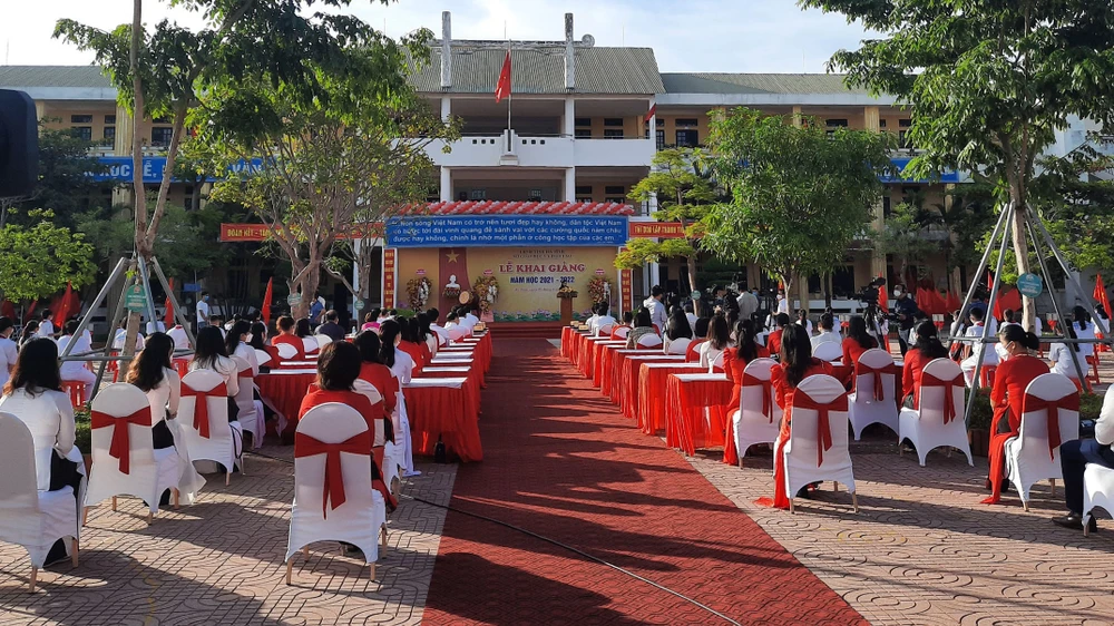Sáng 5-9-2021, lễ khai giảng năm học mới 2021-2022 ở tỉnh Hà Tĩnh đã được tổ chức tại Trường THCS Lê Văn Thiêm và được truyền hình trực tiếp 