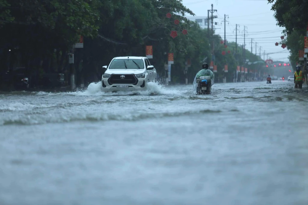 Nhiều tuyến đường ở trung tâm TP Hà Tĩnh ngập trong biển nước