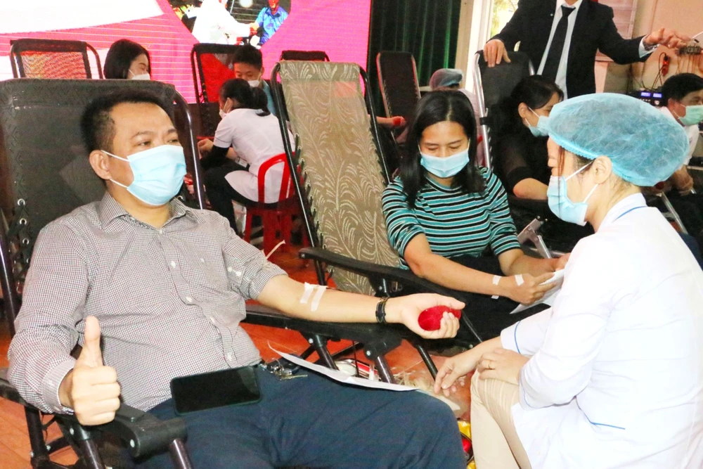 Công đoàn ngành y tế phối hợp với Đoàn Thanh niên Sở Y tế Hà Tĩnh tham gia hiến máu