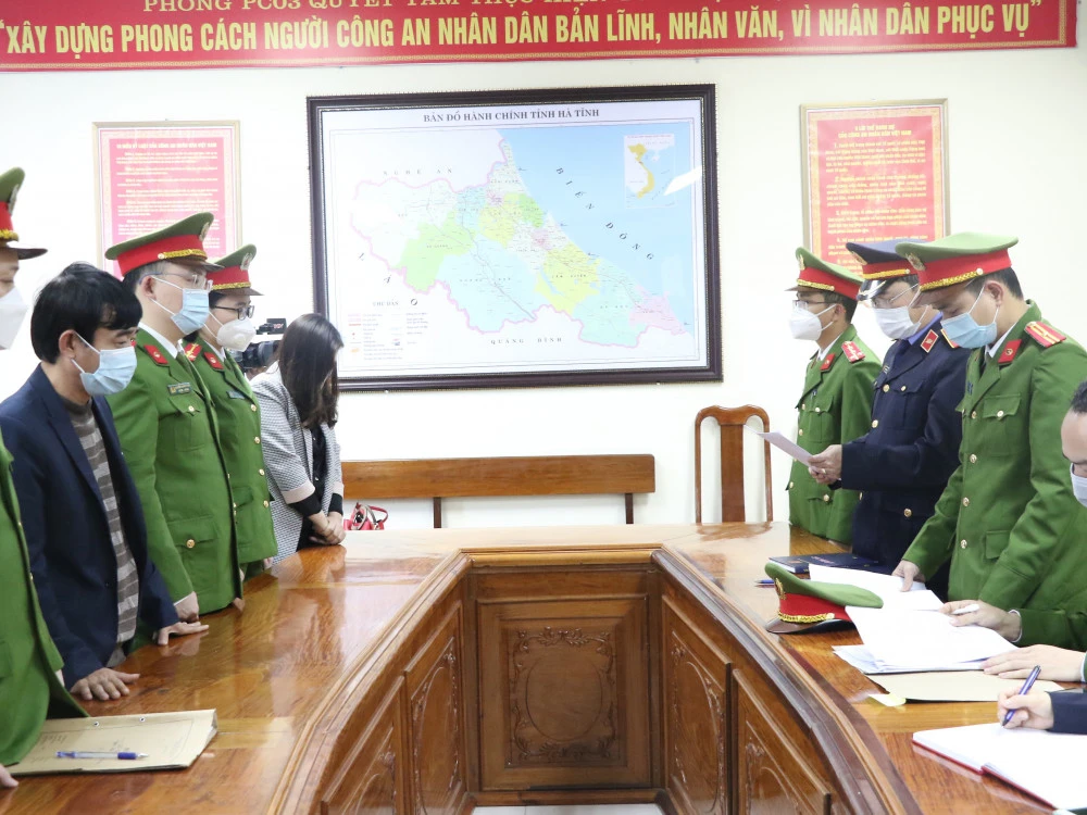 Cơ quan chức năng tống đạt quyết định khởi tố đối với Vương Đức Hải và Nguyễn Thị Diễn. Ảnh: Công an Hà Tĩnh cung cấp