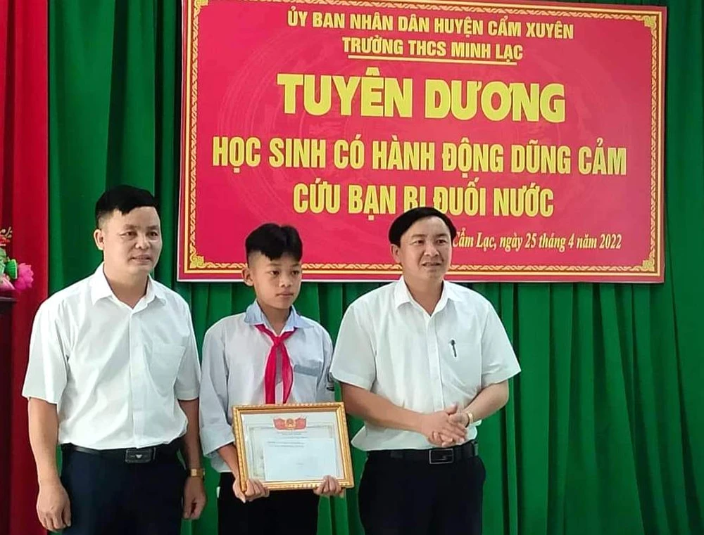 Sáng 25-4, Trường THCS Minh Lạc tổ chức tuyên dương và tặng giấy khen cho em Nguyễn Văn Dương