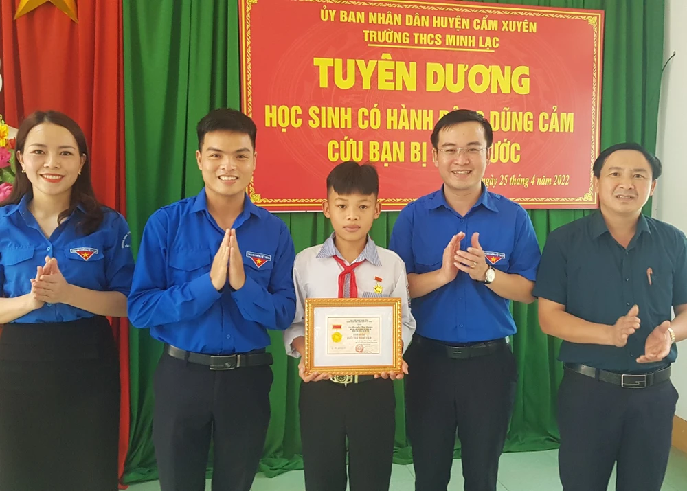 Đại diện Tỉnh đoàn Hà Tĩnh trao Huy hiệu Tuổi trẻ dũng cảm cho em Nguyễn Văn Dương