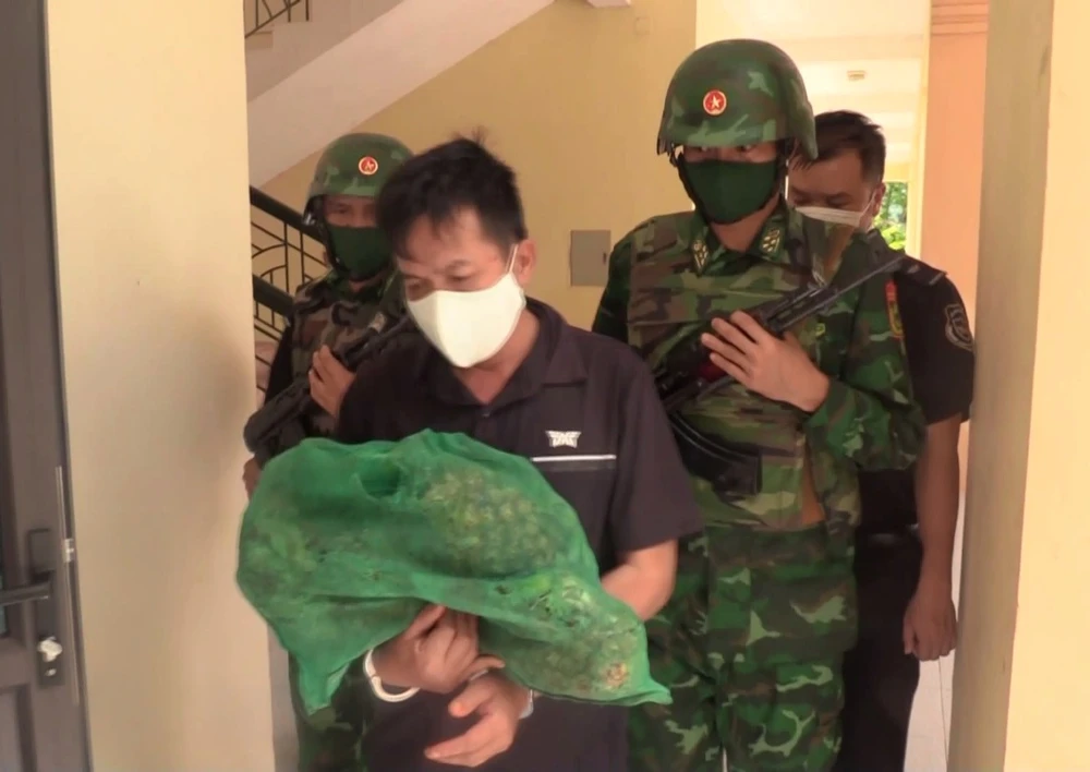 Lực lượng chức năng dẫn giải đối tượng Phan Văn Hoàng cùng tang vật về cơ quan điều tra
