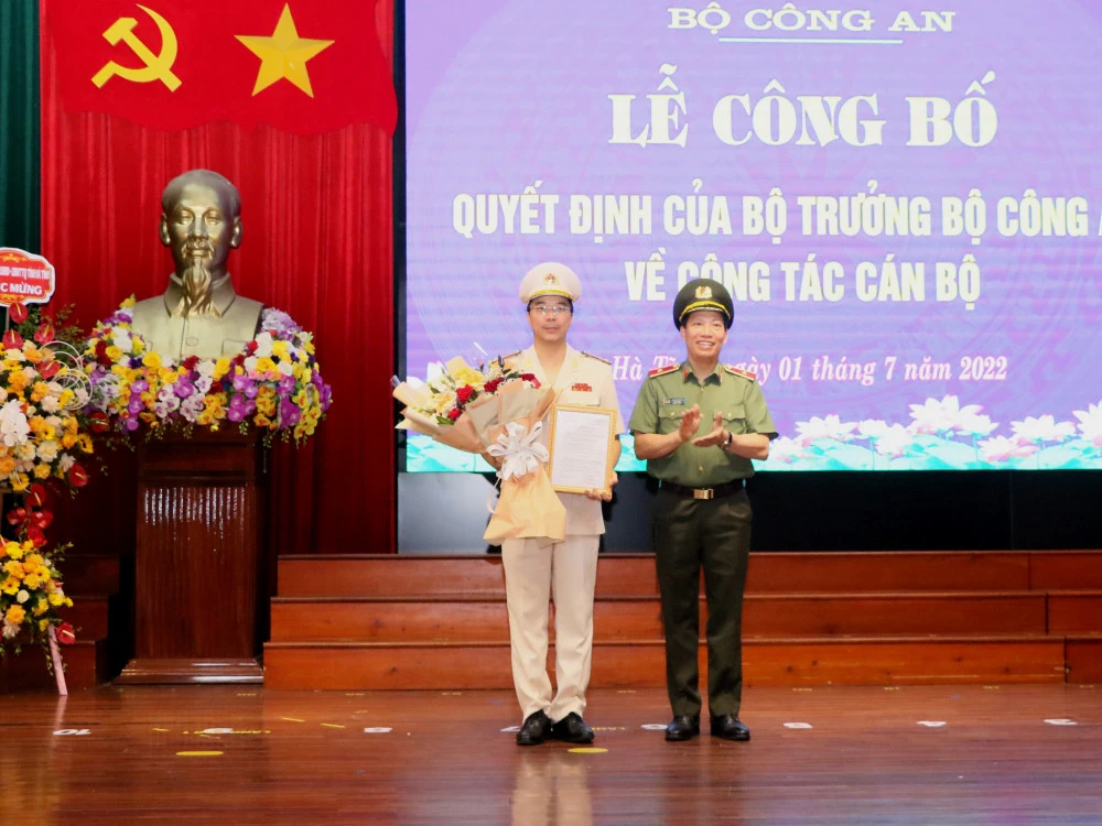 Thiếu tướng Lê Văn Tuyến trao quyết định cho Thượng tá Nguyễn Hồng Phong, tân Giám đốc Công an tỉnh Hà Tĩnh