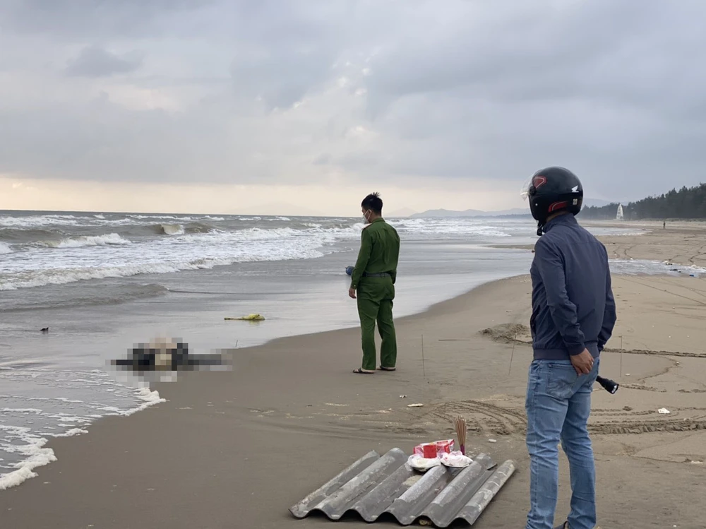 Thi thể người đàn ông được phát hiện trôi dạt vào bờ biển thôn Yên Hải, xã Xuân Yên, sáng 20-11