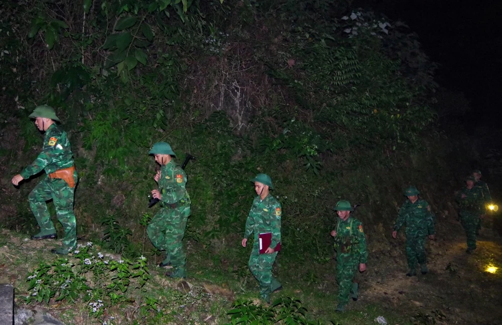 Các cán bộ, chiến sĩ Bộ đội Biên phòng Hà Tĩnh vượt qua khó khăn làm nhiệm vụ tuần tra, kiểm soát, bảo vệ vững chắc chủ quyền an ninh biên giới quốc gia