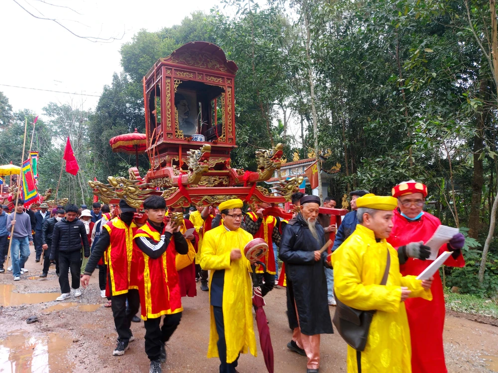 Kiệu đi đầu rước ảnh vua Hàm Nghi tại lễ hội Hàm Nghi - Sơn Phòng sáng 28-1-2023