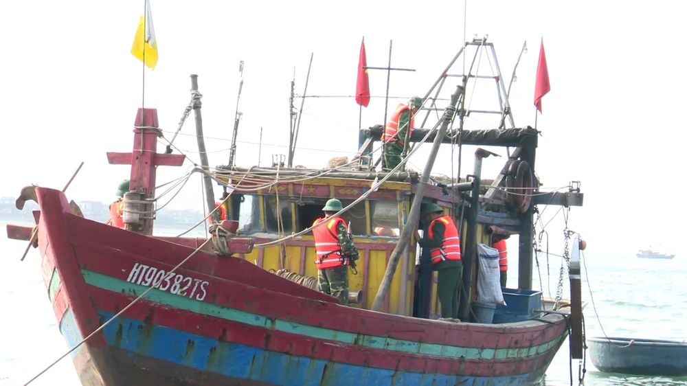 Bắt giữ thuyền đánh cá sử dụng giã cào đánh bắt hải sản sai quy định