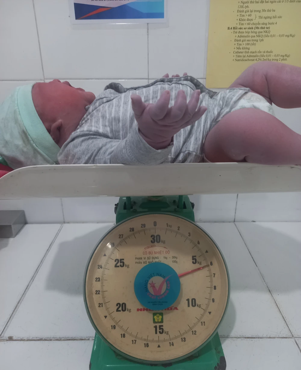 Các y bác sĩ Trung tâm Y tế huyện Hương Sơn đã mổ đẻ thành công, đón bé sơ sinh cân nặng 6kg