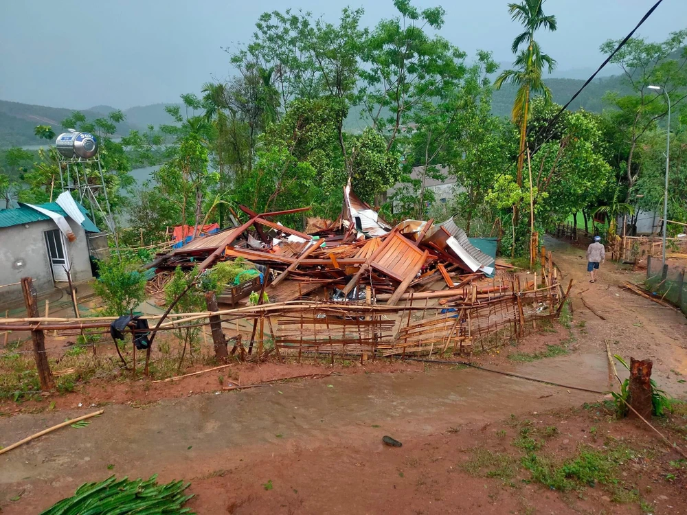 Nhà dân bị giông lốc giật đổ sập ở huyện Quế Phong (Nghệ An)