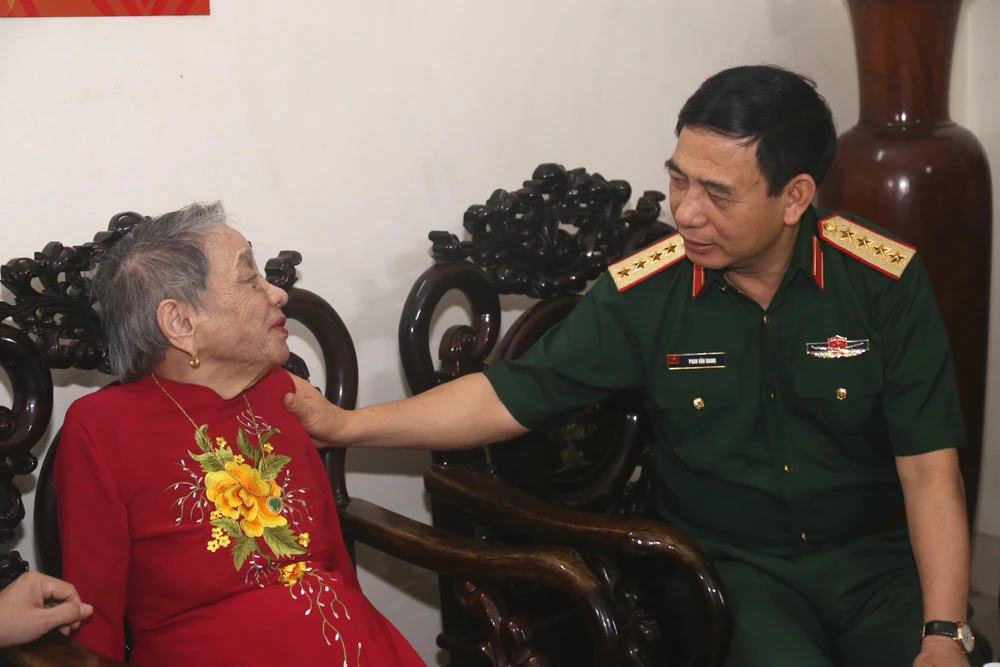 Đại tướng Phan Văn Giang ân cần hỏi thăm sức khỏe, đời sống gia đình Mẹ Việt Nam anh hùng Trần Thị Thanh 