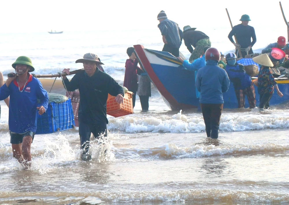 Ngư dân xã Kỳ Phú đưa cá vào bờ 
