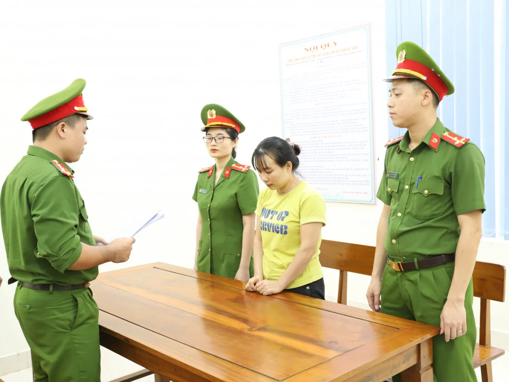 Cơ quan công an tống đạt quyết định khởi tố bị can Hoàng Thị Thảo. Ảnh: Công an Hà Tĩnh cung cấp