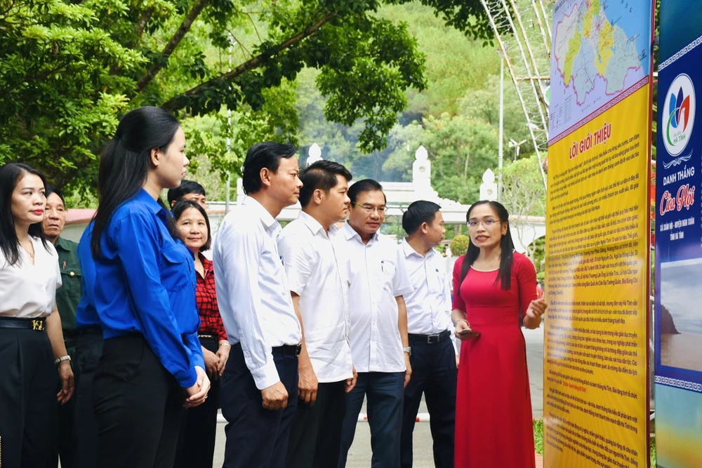 Các đại biểu và nhân dân tham quan triển lãm "Hà Tĩnh - Điểm hẹn" tại Tuần văn hóa "Linh thiêng Đồng Lộc"