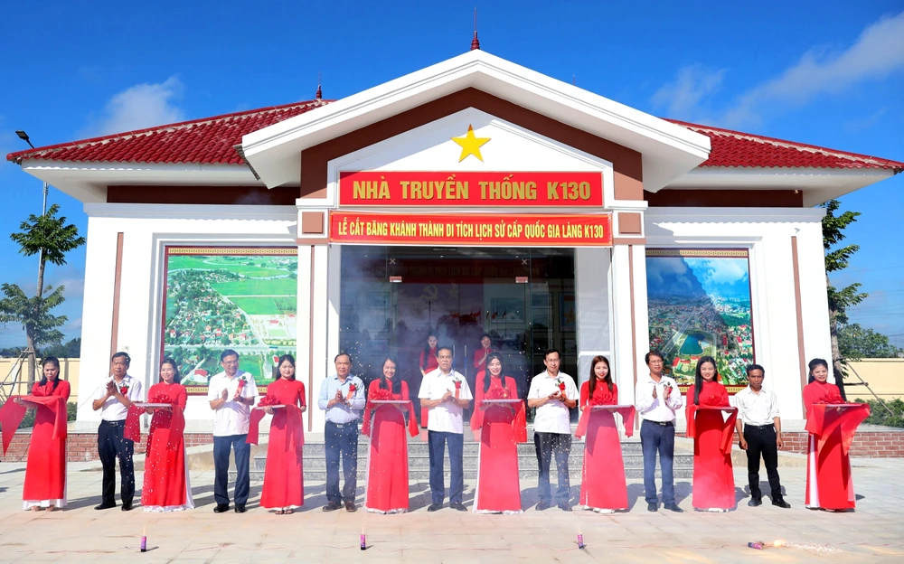 Chủ tịch UBND tỉnh Hà Tĩnh Võ Trọng Hải và các đại biểu cắt băng khánh thành công trình Di tích Lịch sử cấp quốc gia Làng K130