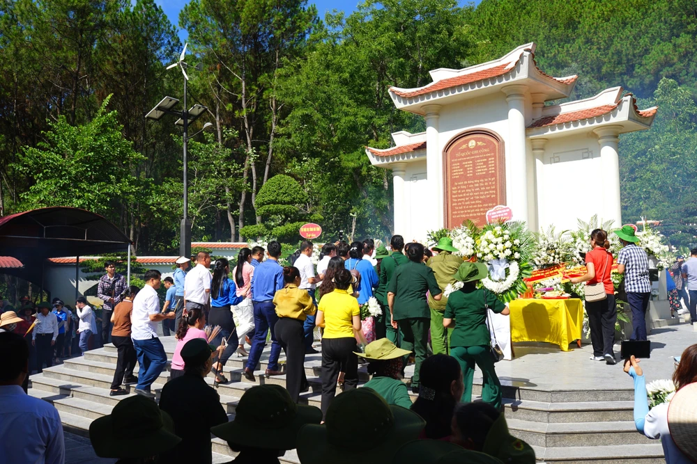 Đông đảo người dân thập phương đến dâng hoa, dâng hương tại khu mộ 10 nữ anh hùng liệt sĩ thanh niên xung phong Ngã ba Đồng Lộc