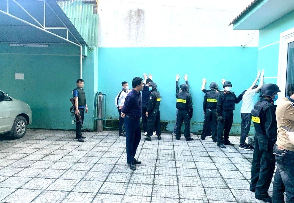 Đại tá Nguyễn Hồng Phong, Giám đốc Công an tỉnh Hà Tĩnh trực tiếp tham gia chỉ đạo bắt giữ các đối tượng