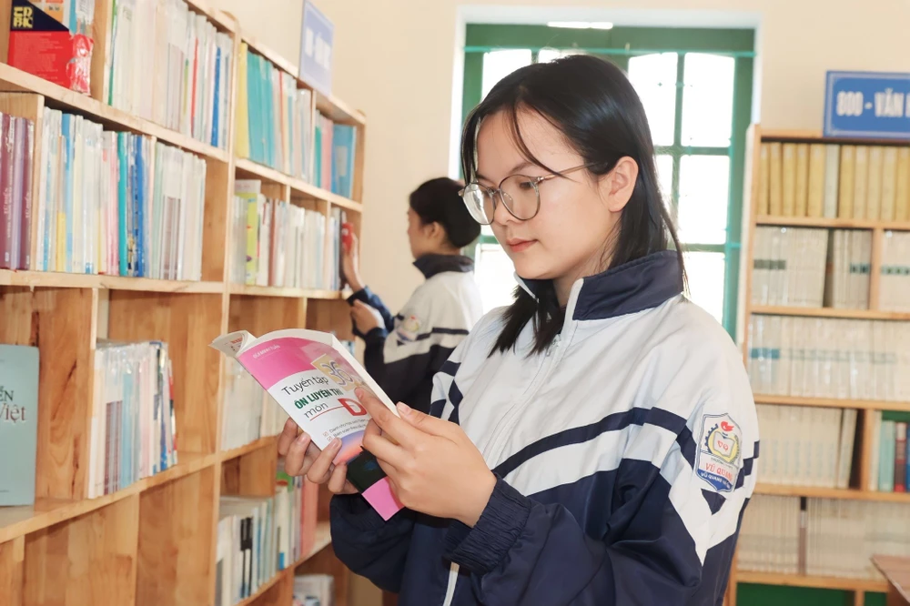 Nữ sinh Nguyễn Khánh Linh luôn nỗ lực vượt lên hoàn cảnh để học tập tốt