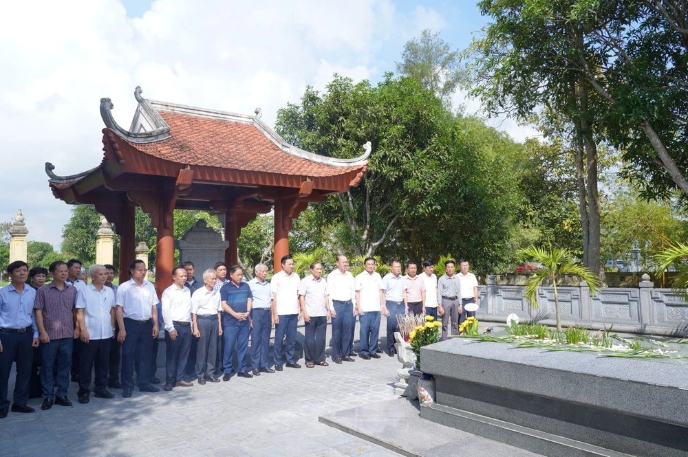 Các đại biểu dâng hương tưởng niệm tại phần mộ Đại thi hào Nguyễn Du