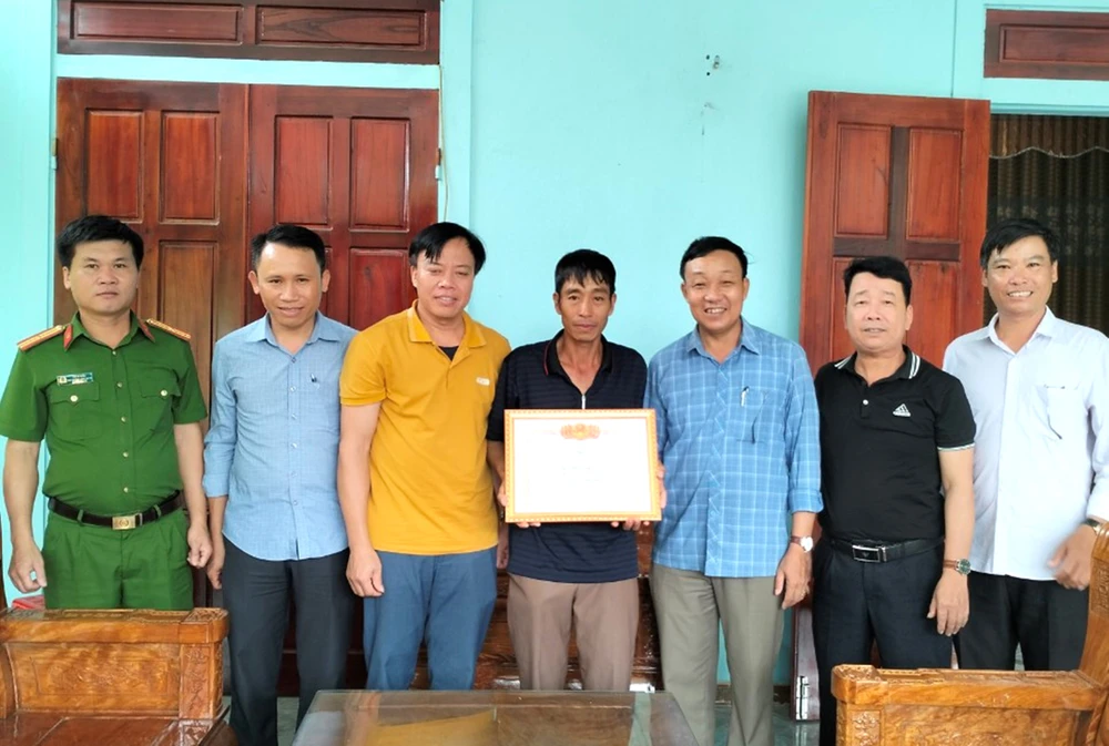 Anh Phan Văn Ngân được trao tặng giấy khen vì đã dũng cảm cứu người trong mưa lũ