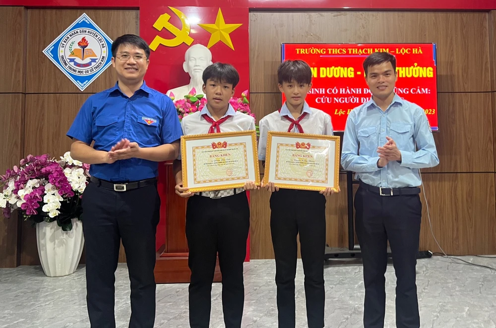 Lãnh đạo Tỉnh đoàn, Hội đồng Đội tỉnh Hà Tĩnh trao bằng khen cho em Nguyễn Hoàng Phong và Phạm Phúc Sinh