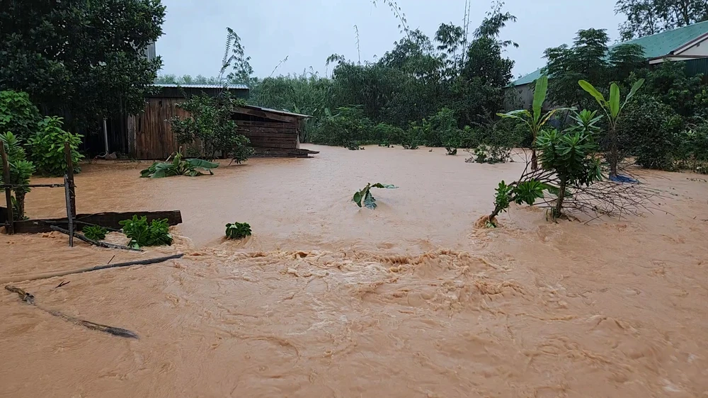Ngày 30-10, ở xã Hà Linh (Hương Khê, Hà Tĩnh) mưa lớn, nước chảy xiết