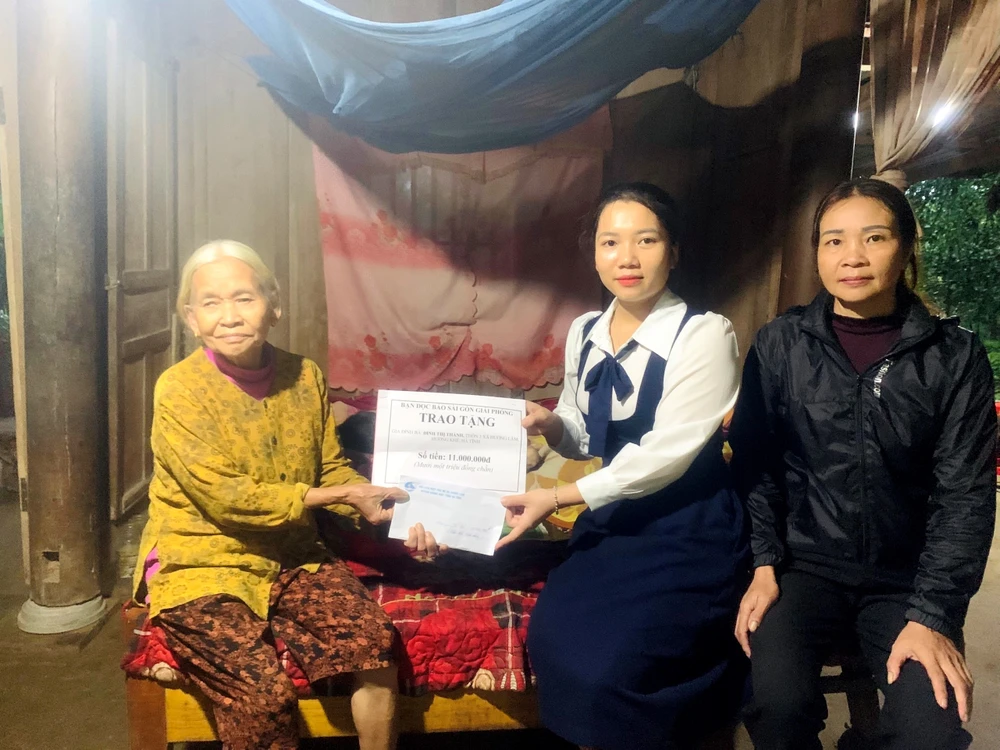 Bà Đinh Thị Thành tiếp nhận số tiền 11 triệu đồng của bạn đọc Báo SGGP hỗ trợ