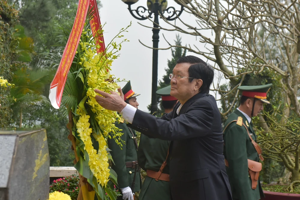 Nguyên Chủ tịch nước Trương Tấn Sang đặt vòng hoa tại Khu mộ Tổng Bí thư Trần Phú 