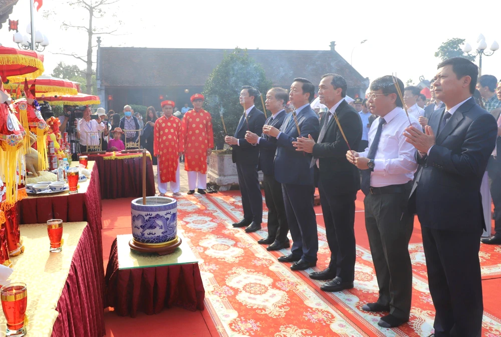 Phó Thủ tướng Chính phủ Trần Hồng Hà cùng các đại biểu làm lễ dâng hương tại Văn Miếu Hà Tĩnh