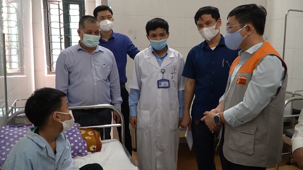 Đoàn công tác kiểm tra sức khỏe bệnh nhân đang điều trị tại Bệnh viện Đa khoa huyện Đức Thọ 