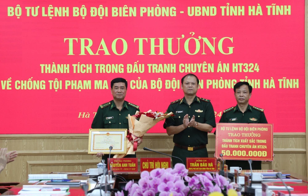 Trung tướng Nguyễn Anh Tuấn, Bí thư Đảng ủy, Chính ủy BĐBP Việt Nam trao thưởng ban chuyên án 