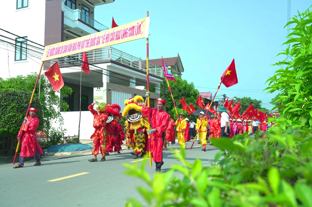 Người dân rước bằng công nhận Lễ hội cầu ngư làng Cam Lâm là Di sản văn hóa phi vật thể quốc gia
