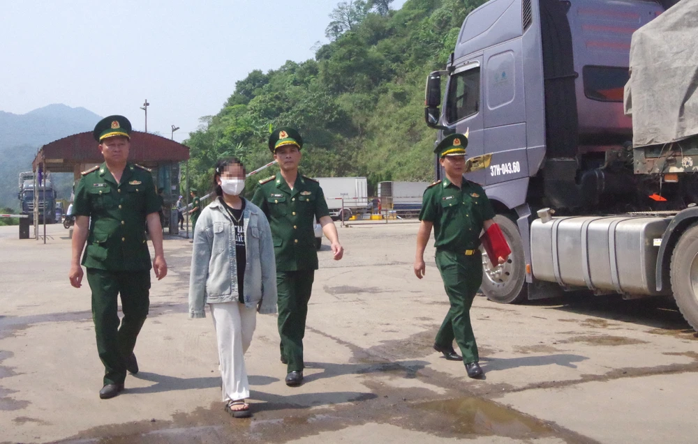 Lực lượng Bộ đội Biên phòng đưa cháu gái về Việt Nam an toàn 