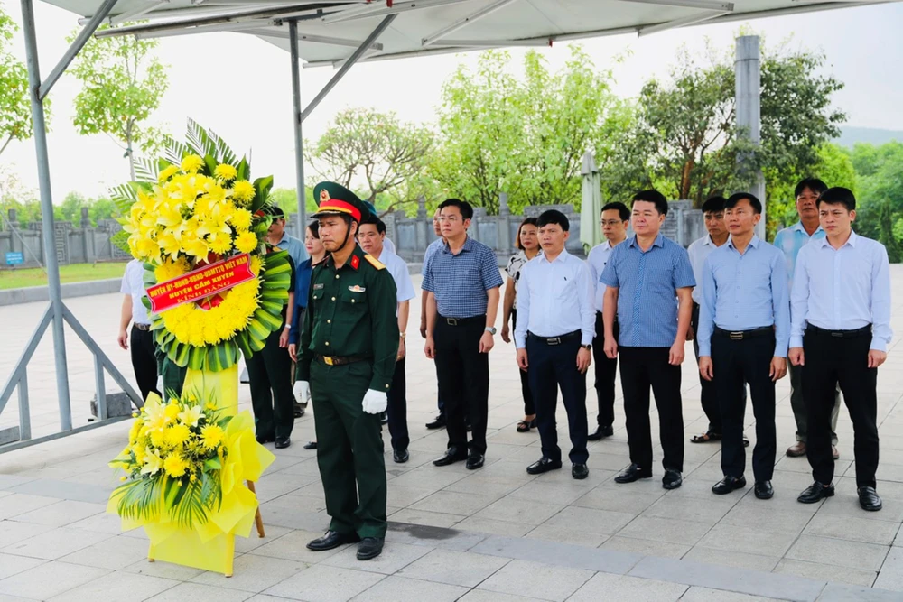 Lãnh đạo huyện Cẩm Xuyên dâng hoa, dâng hương tại khu mộ cố Tổng Bí thư Hà Huy Tập