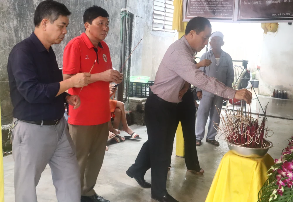 Lãnh đạo huyện Can Lộc thắp hương chia buồn với gia đình nạn nhân N.T.A.